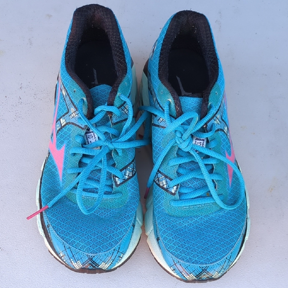 Mizuno Blue and Pink Athletic Shoes Lightweight Performance - Picture 2 of 5